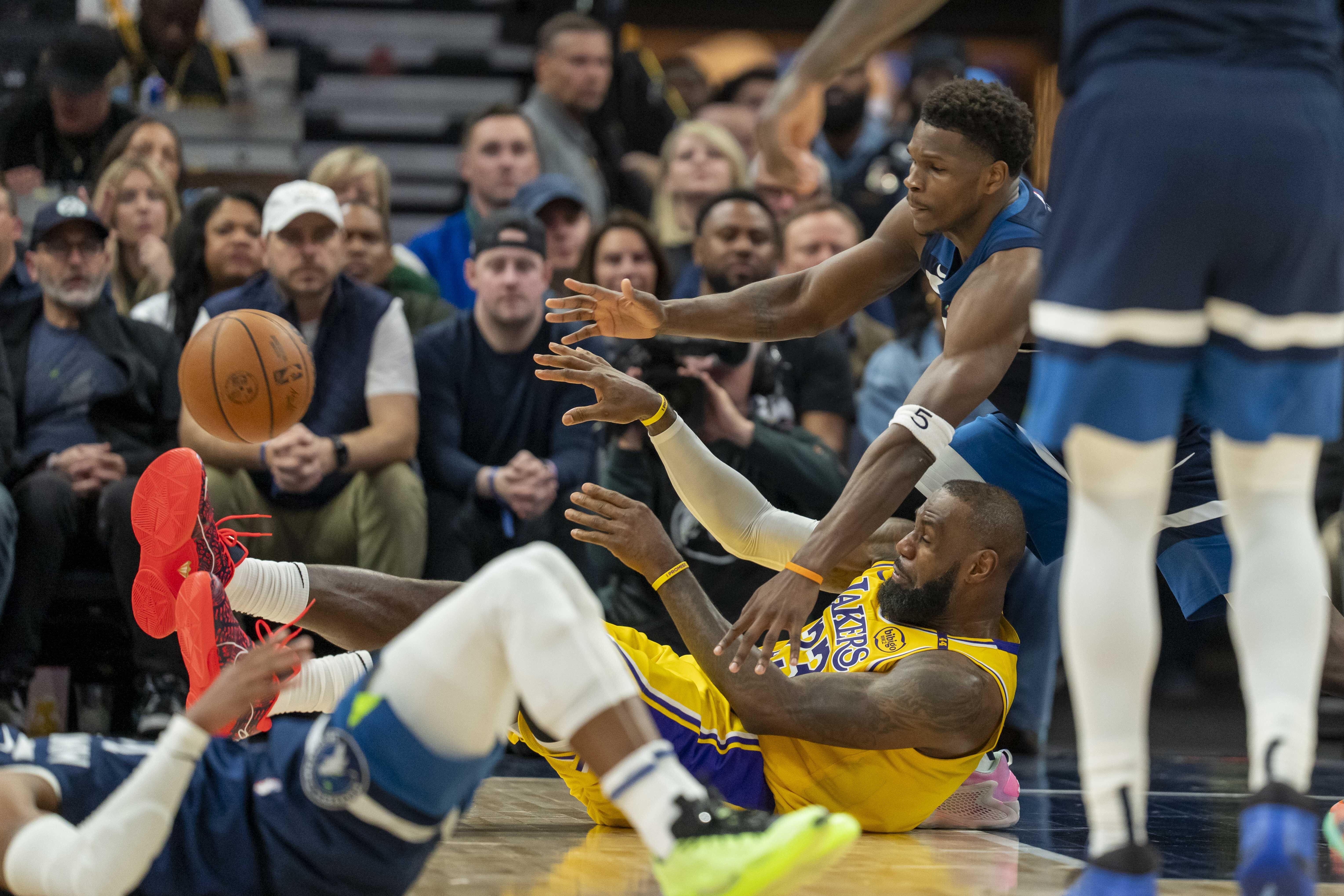 PG电子试玩官网-雄鹿主场击败步行者，提前晋级季后赛的简单介绍